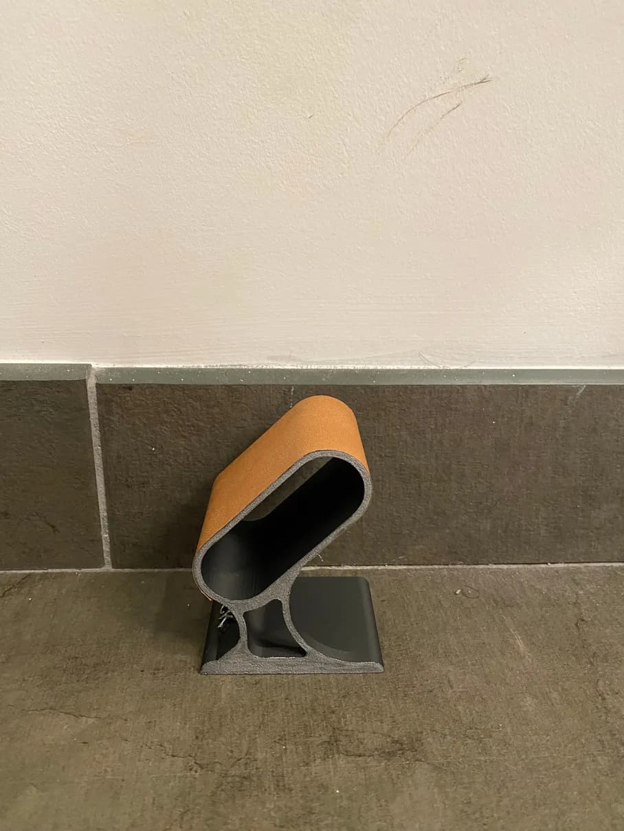 Photos of the Luxe Dock watch cradle details (1 of 2)
