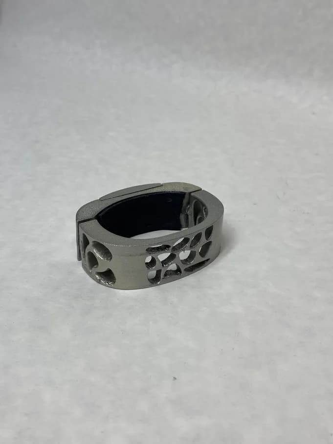 Four photos of the Sillage bracelet model from different angles (3 of 4)