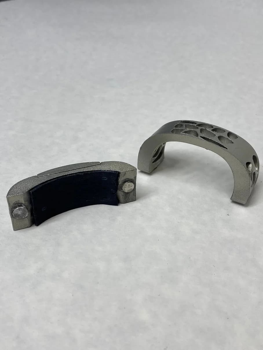 Photos of the Sillage model opened to show its parts (1 of 3)