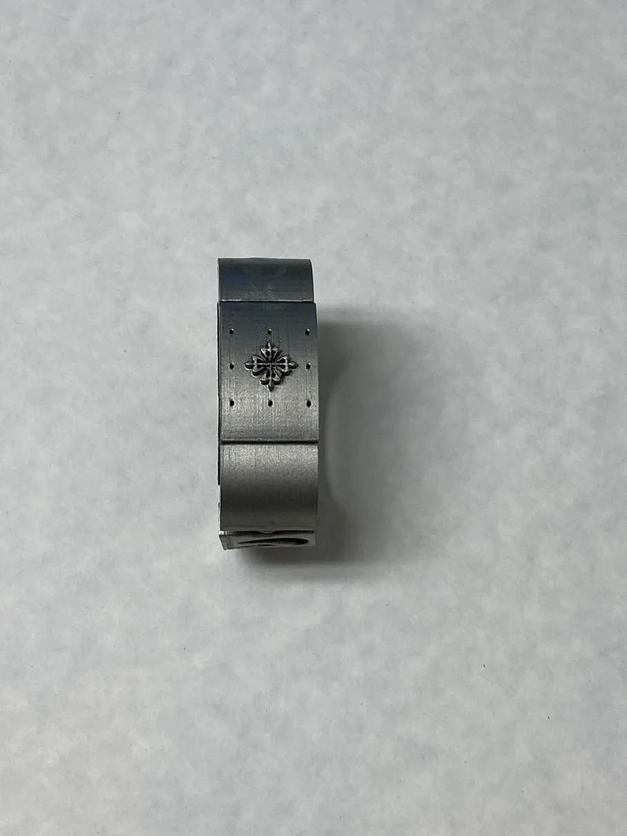 Photos of the Sillage model opened to show its parts (2 of 3)