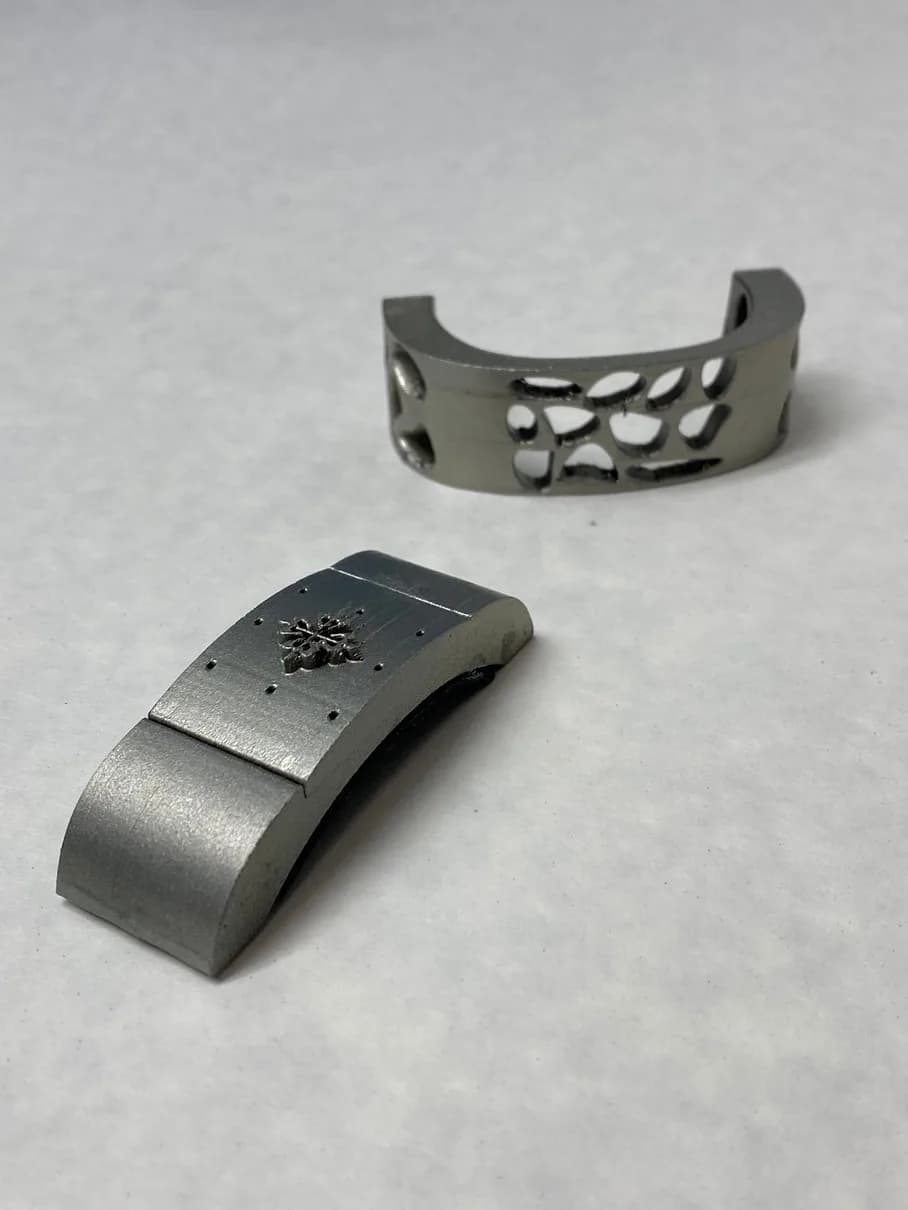 Photos of the Sillage model opened to show its parts (3 of 3)